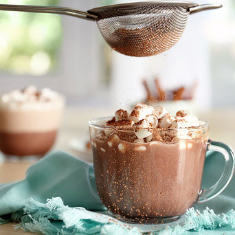 Sprinkling cacao over healthy drink